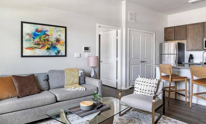 Dallas Apartment | Landing | Amazing 1BD, Pool, Gym