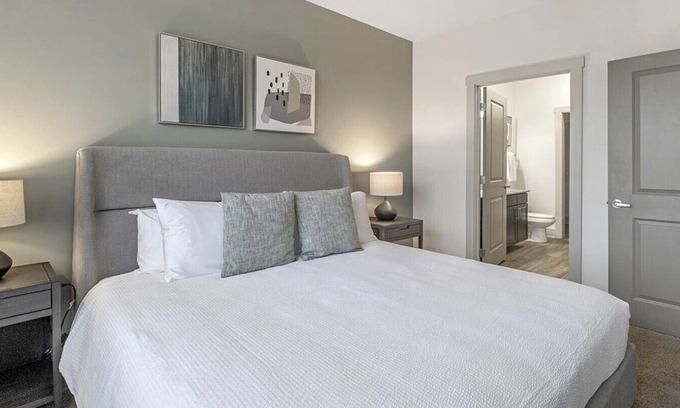 Crestline Heights Apartment | Landing at 4700 Colonnade - 2 Bedrooms in Overton