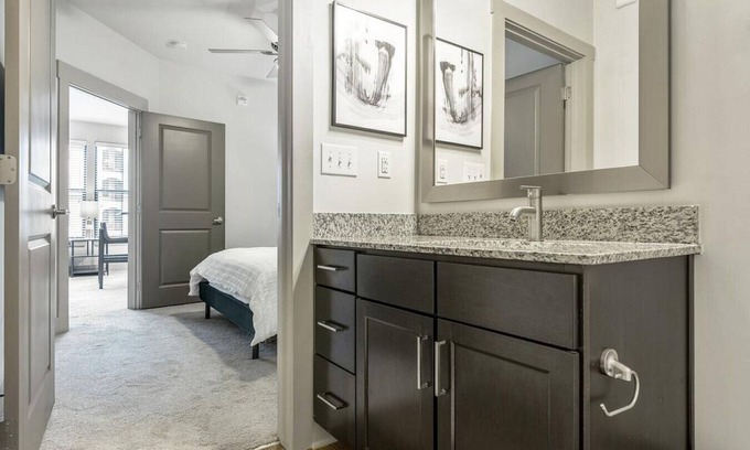 Crestline Heights Apartment | Landing at 4700 Colonnade - 1 Bedroom in Overton