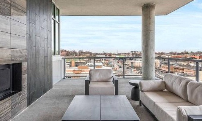 Overland Park Apartment | Landing at Avenue 80 - Studio in Colonial Village