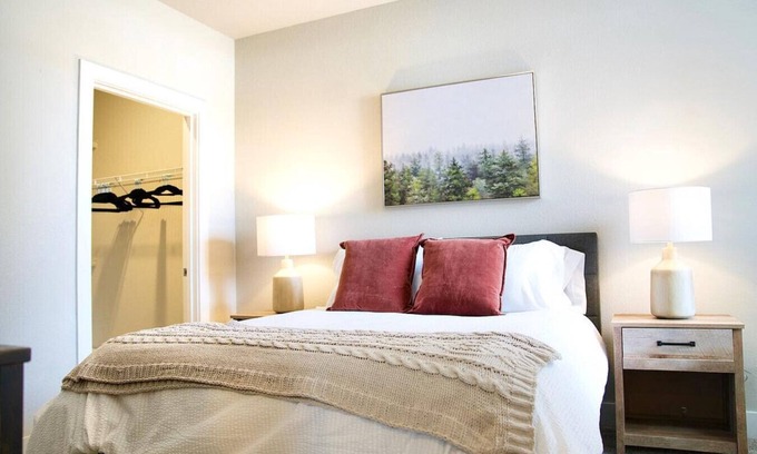Briargate Apartment | Landing at Crowne at Briargate - 3 Bedrooms in Briargate