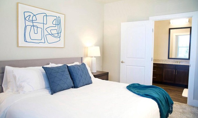 Briargate Apartment | Landing at Crowne at Briargate - 3 Bedrooms in Briargate