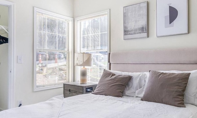 Winston - Salem Apartment | Landing at Crowne Oaks - 3 Bedrooms in Downtown Winston Salem