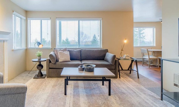 Renton Apartment | Landing at Echo Mountain - 2 Bedrooms in Downtown Kent