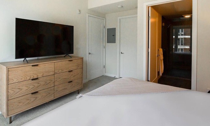 Little Italy Apartment | Landing at Instrata Little Italy (formerly Broadstone Little Italy) - 2 Bedrooms in Little Italy