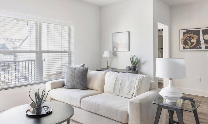 Venus Apartment | Landing | Beautiful 2BD, Gym, Pool