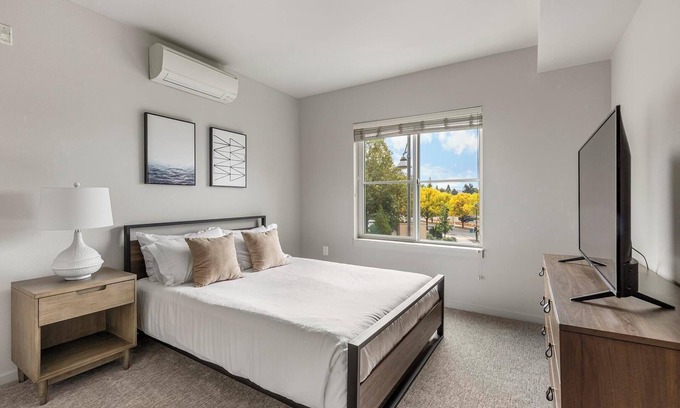 Hayden Island Apartment | Landing | Beautiful 2BD, Courtyard, Pool