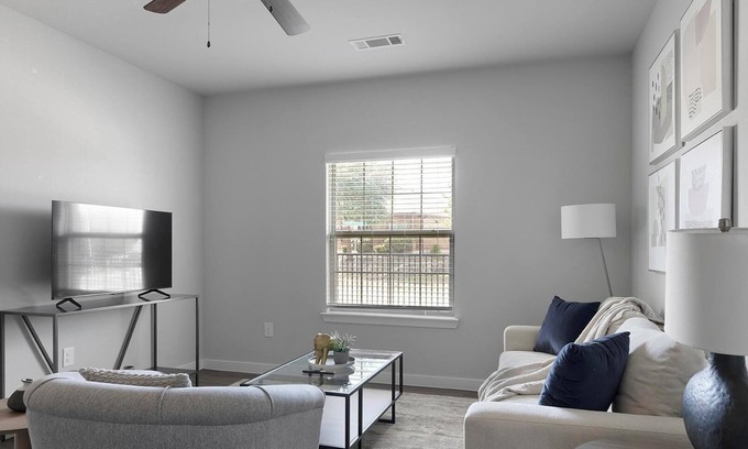 Dallas Apartment | Landing | Chic 1BD, Gym, Pool