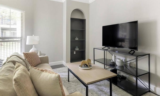 Richmond Apartment | Landing | Modern 1BD, Clubhouse, Gym