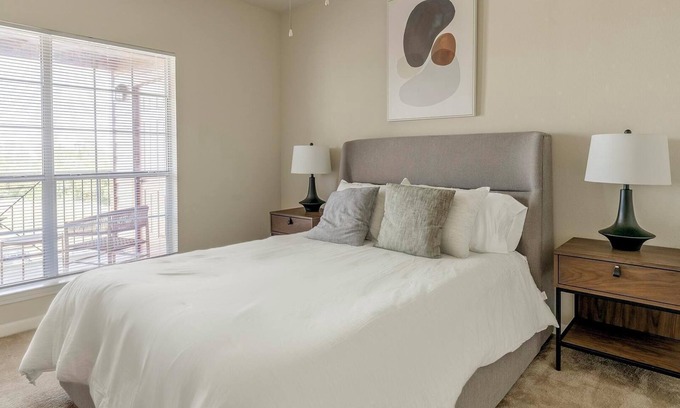 Southbelt/Ellington Apartment | Landing | Modern 1BD, Pool, Gym