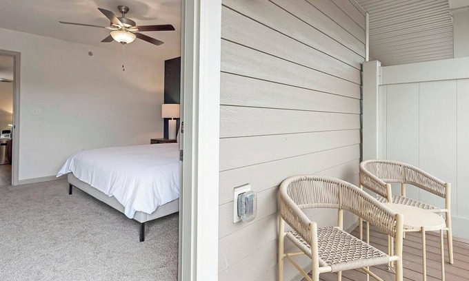 Lyman Apartment | Landing | Modern 2BD, Gym, Pool