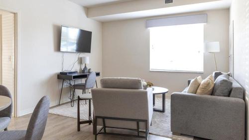 Overland Park Apartment | Landing - Modern Apartment with Amazing Amenities (ID9271X34)