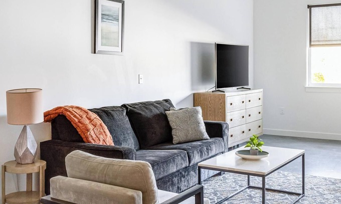 Sugar House Apartment | Landing | Modern Studio, Rooftop Lounge, Gym