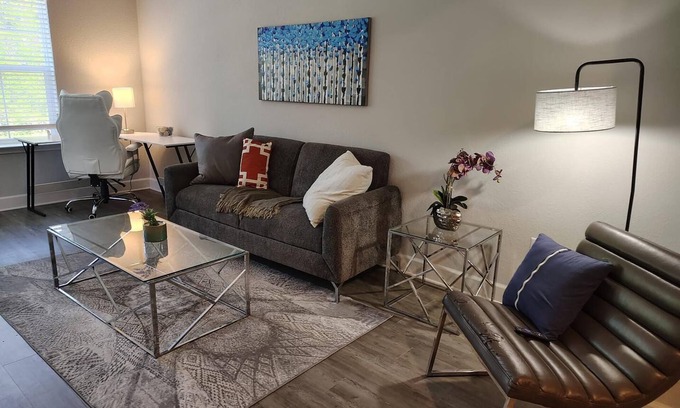 Newberry Apartment | Landing | Spectacular 2BD, Pool, Gym