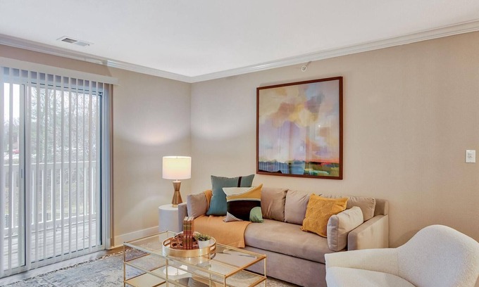 Eureka Apartment | Landing | Spectacular 2BD, Pool, Gym
