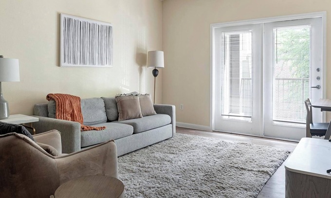 Sweetbriar Apartment | Landing | Stunning 2BD, Gym, Pool