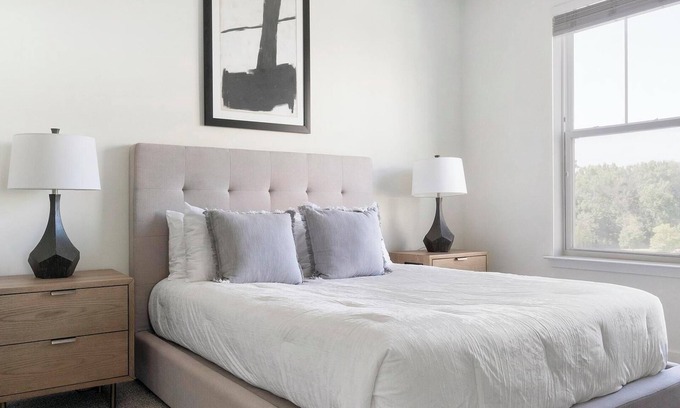 Mableton Apartment | Landing | Stunning 2BD, Pool, Gym