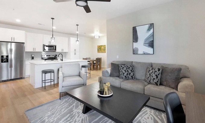 Casa Grande Apartment | Landing | Stylish 2BD, Clubhouse, Pool