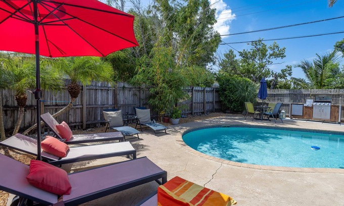 Lantana House | Lantana Beach House-5 mins to Beach-nKING BD/Hot Tub/Pool/Fire Pit/Gym/Mini Putt