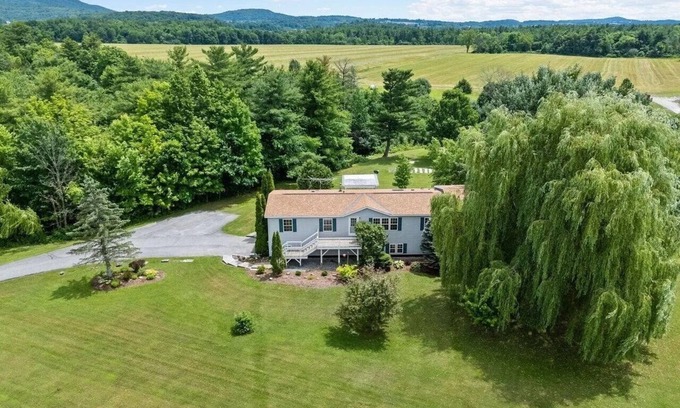 Addison Apartment | Large 1-Bdrm+ Apartment Surrounded by Nature in Rural Vermont