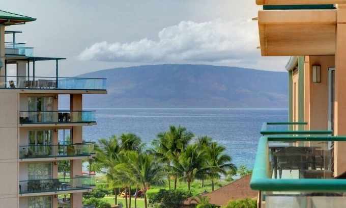 Honokowai Condo | Large 1 Bdrm plus Den- Cold AC-Resort Pools-Most Desired-Ocean views-Sleeps 6