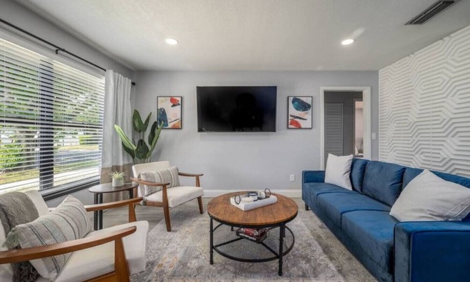 Lawsona - Fern Creek House | Large 2 bedroom with King bed and Patio!