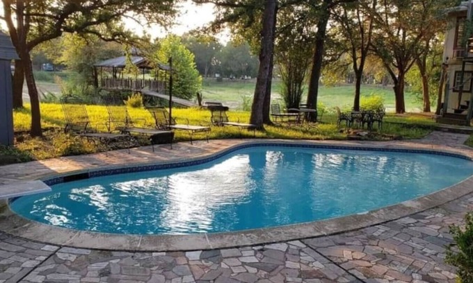 Elmo House | Large 3 bedroom Estate | Pool