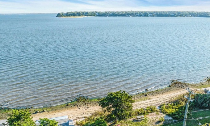 Hampton Bays House | Large 3-bedroom Waterfront property with AC and fitness room in the Hamptons