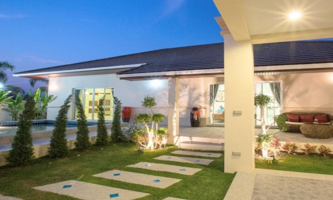 Central Seminyak Villa | Large 3br villa and pool