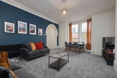 Newcastle-upon-Tyne Apartment | Large 4 bedroom flat close to city, street parking