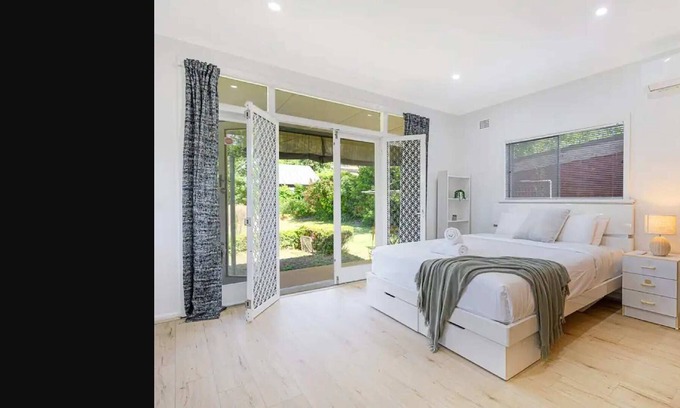 Willoughby House | Large 4 Bedroom House with Free Parking on Site, 10 km to Sydney CBD