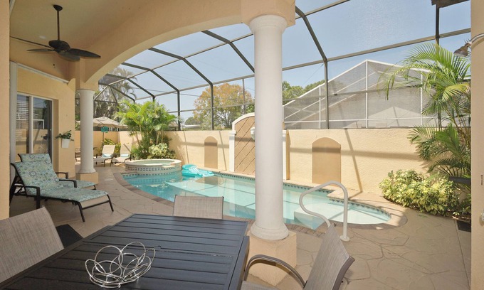 Naples Park House | Large 5 Bd-3 Full & 2 Half Baths, Heated Pool/Spa, Golf Clubs, Walk to Beach