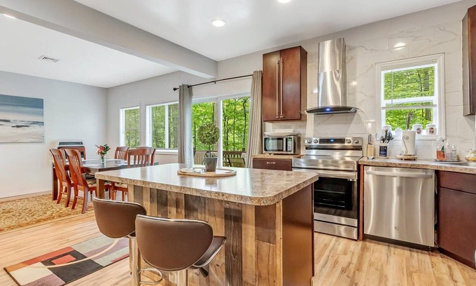 East Stroudsburg House | LARGE 5 BDR, 4 BTH HOUSE WITH HOT TUB, POOL TABLE & CLOSE TO CAMELBEACH