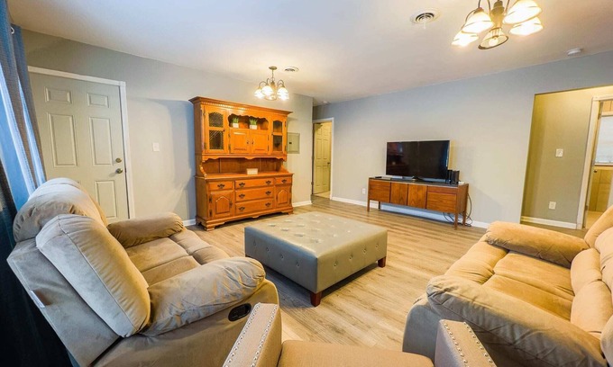 Niagara Falls House | Large 6BR, 6BA in the Heart of Niagara Falls