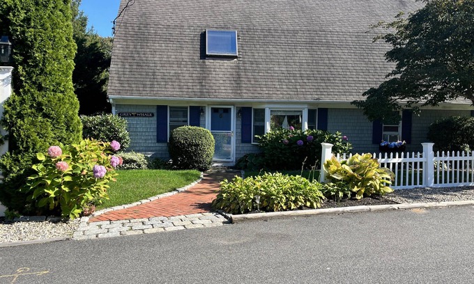 Cotuit House | Large 7 bedroom, 5 bath house one and a half blocks from the beach