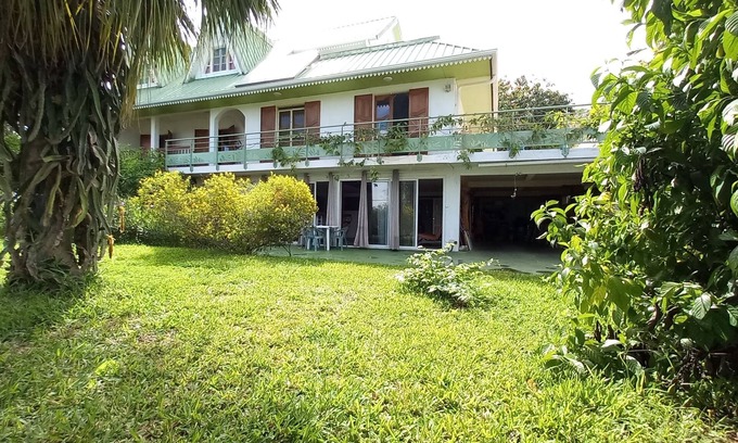 La Possession Apartment | Large 70m² T2 apartment opening onto a garden