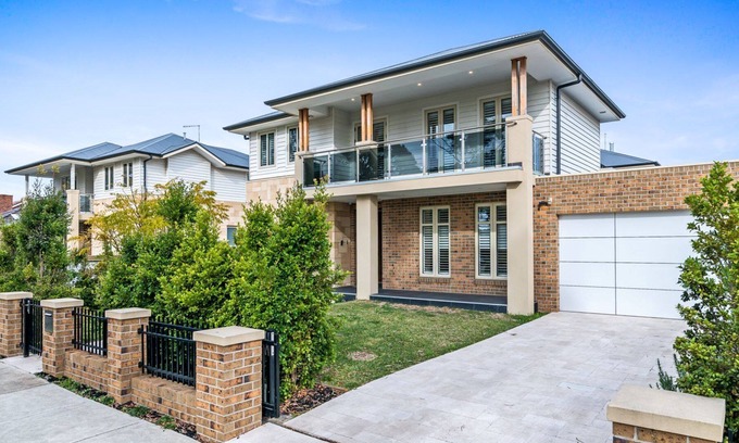 Hampton House | Large and Luxe in Hampton Parkside