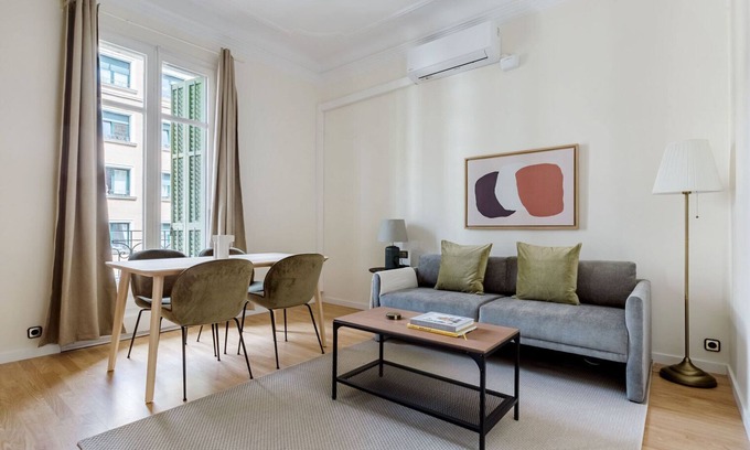 L'Antiga Esquerra de l'Eixample Apartment | Large Antiga Esquerra de l'Eixample 4BR w/Balcony, by Blueground
