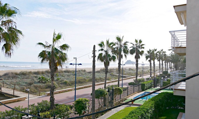 Peniscola Apartment | Large apartment. Front line beach, private parking, bicycles