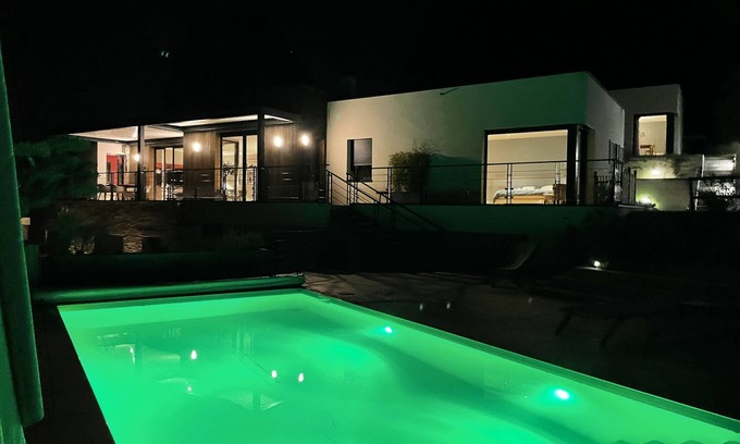 Notre-Dame-de-Sanilhac Villa | Large architect-designed house