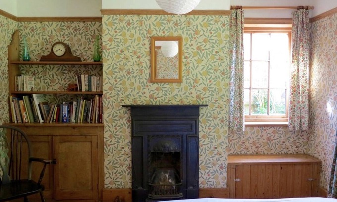 New Forest District Cottage | Large Arts & Crafts Cottage with 7 bedrooms in Lymington near the coast