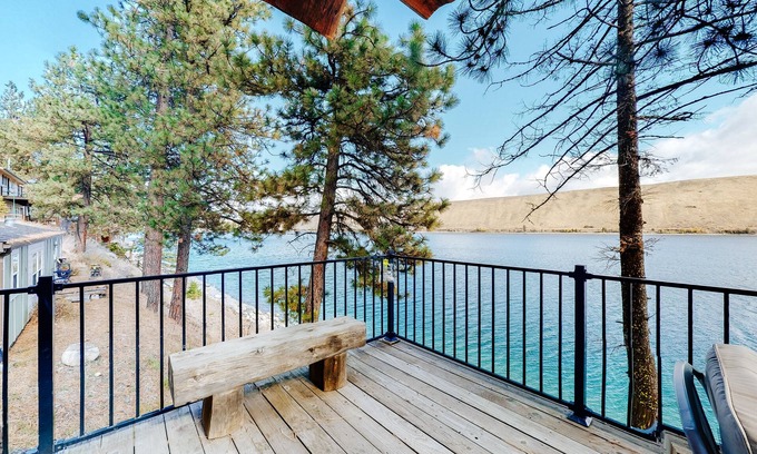 Joseph House | Large & attractive house right on the lake with private hot tub, wood stove