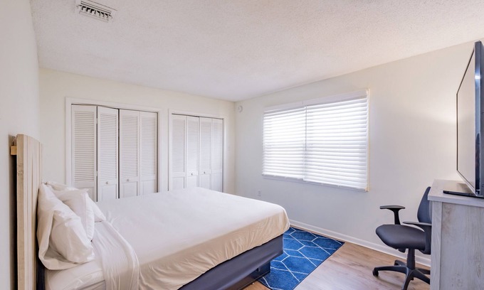 North End Apartment | Large Beach Block 2 Bedroom 1 Bath Apartment