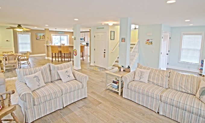 Ventnor City House | LARGE BEACH HOUSE SLEEPS 10, 4 BLOCKS FROM THE BEACH & WALKING DISTANCE TO SHOPS