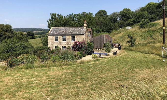 Batheaston House | Large Boutique Holiday House with New hot tub near Bath