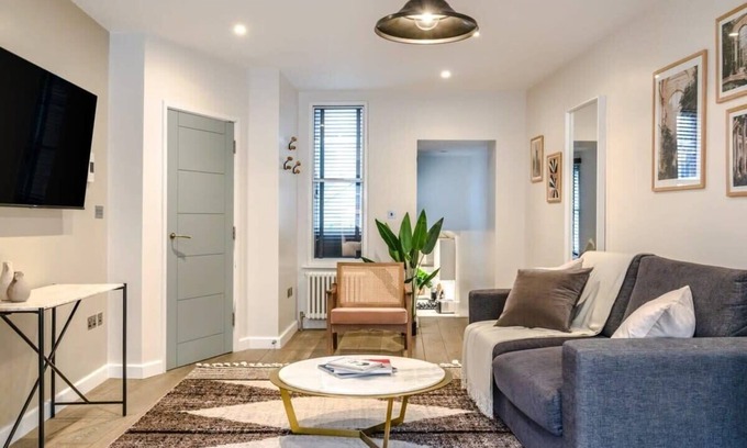 Chinatown Apartment | Large Boutique Studio in Chinatown