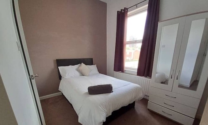 Stoke-on-Trent Apartment | Large Central 3 BR House