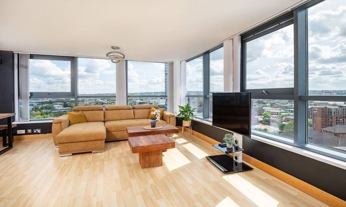Leeds City Center Apartment | Large Central Penthouse in Leeds
