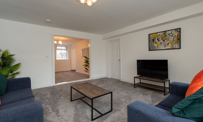 Middlesbrough House | Large comfortable house with 3 reception rooms near road links