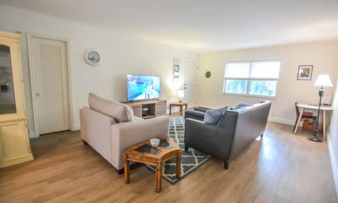 Singer Island House | Large & Comfy Beach Apartment with Screened Patio